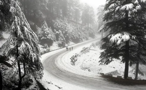 Heavy snowfall: Jammu-Srinagar highway closed for third consecutive day 
