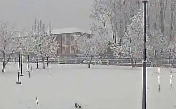 Fresh snowfall shuts Srinagar-Jammu Highway, flights disrupted