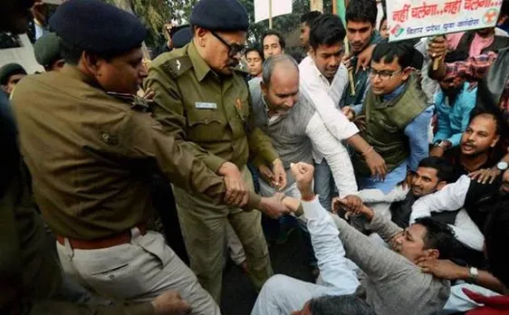 Demonetisation: Congress leaders detained for trying to lock down RBI's regional headquarters in Ahmedabad