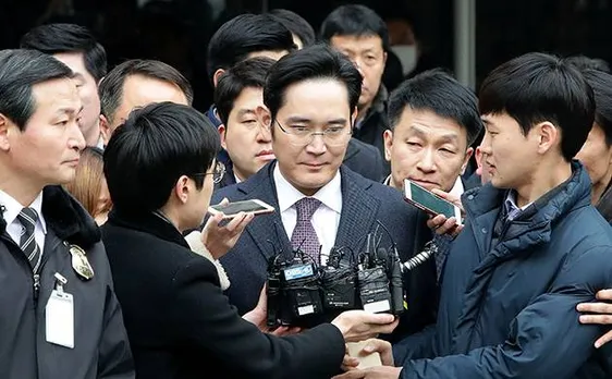 Seoul court considers arrest of Samsung de facto head on bribery charges