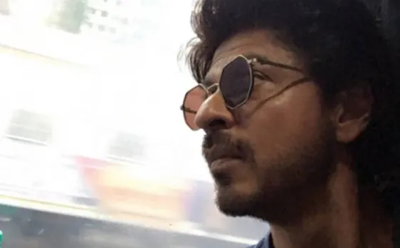 SRK on train to promote 'Raees': Superstar thanks Gujarat after seeing overwhelming crowd at Surat station