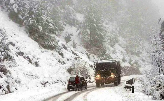 Srinagar-Jammu National Highway opens on Monday; Temperature dips in Valley