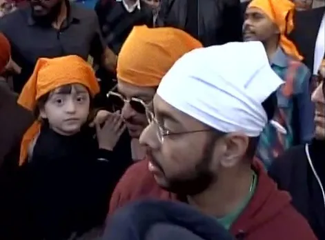 Video : Shah Rukh Khan with son AbRam offers prayers at Golden Temple in Amritsar
