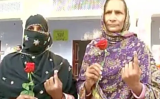 UP Elections 2017: EC gives out red roses to voters in Baraut