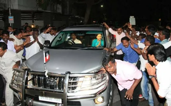 OPS vs Chinnamma: Sasikala camps starts bleeding, vows to change game tomorrow; Panneerselvam gains supporters