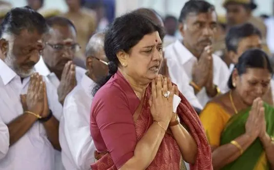 Sasikala's proxy Palanisamy to stake claim on CM chair, meeting with Guv at 5:30PM