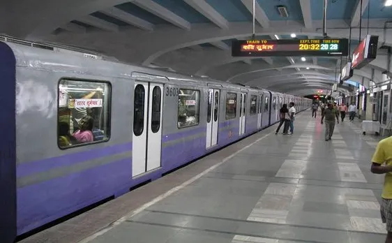 Woman jumps before Kolkata Metro train 