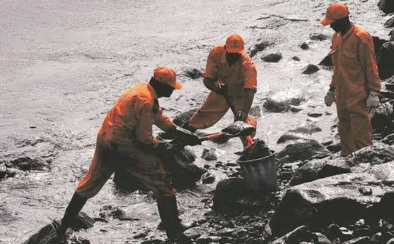 Chennai oil spill: Rs 5,000 each to 30,000 families of affected fishermen