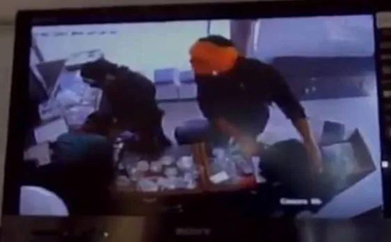 Video | Uttar Pradesh: Robbery at gunpoint in jewellery store of Allahabad