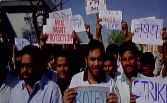 Doctors protest beating of colleague by relatives over alleged delay in treatment | Watch Viral Video