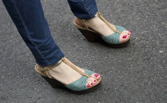 Skinny jeans, oversized bags, high heels may prove harmful for women's health, says study