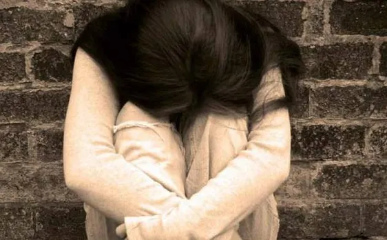 UP: Women cops take selfies with acid attack victim, probe ordered
