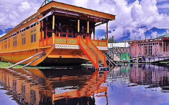 Kashmiri houseboat owners should not pollute Dal lake, says Mehbooba govt