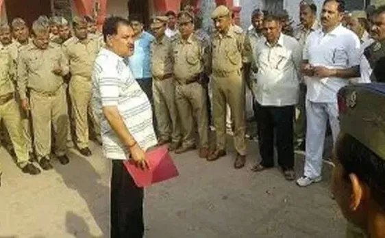 Lucknow cop suspended for administering oath of cleanliness to colleagues while chewing pan masala