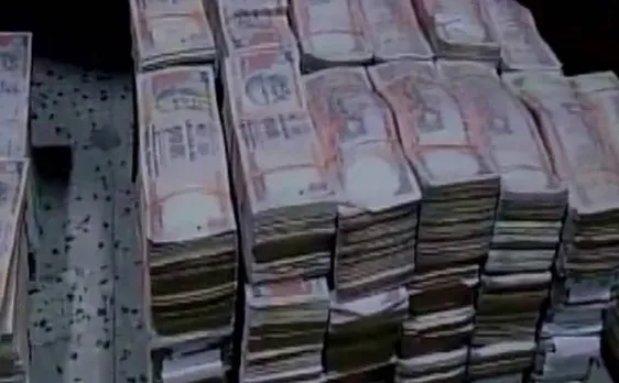 DRI recovers Rs. 15.75 cores in old currency notes of Rs 500 and Rs 1000 from premises near Jhandewalan in Delhi