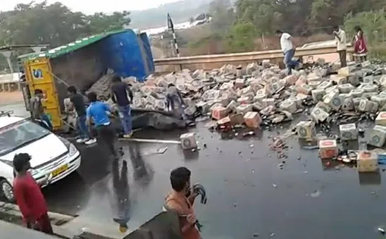 Watch video | Truck carrying beer turns turtle in Karnataka, locals flee with bottles