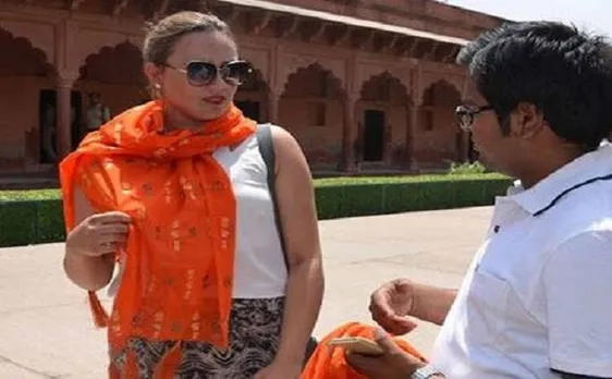 Agra: Bajrang Dal protests outside Taj Mahal after a foreigner was allegedly asked to remove â€˜saffronâ€™ scarf