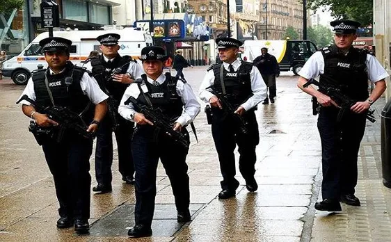 Man near UK parliament gets arrested by armed officers of Scotland Yard