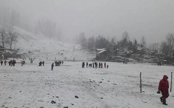 Himachal Pradesh receives snowfall, vehicular movement gets disrupted on roads of Lahaul-Spiti district