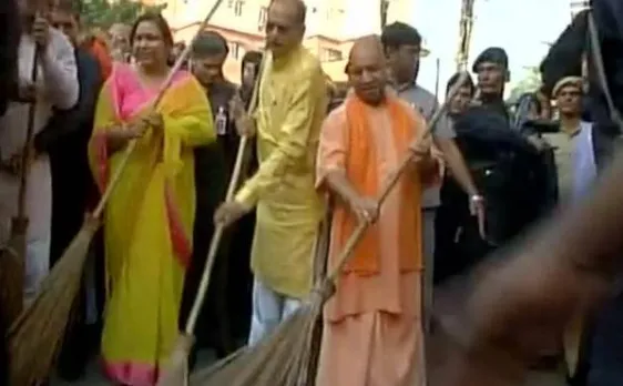 Swachhta Abhiyaan: UP CM Yogi Adityanath wields broom to clean up Lucknow after Swachh Survekshan-2017