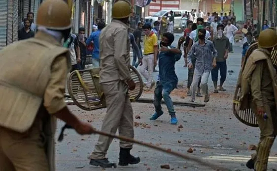 Stone-pelting mob help top Lashkar-e-Taiba terrorist escape during security operation