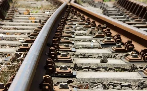Train services halted due to a crack between Adina-Eklakhi stations