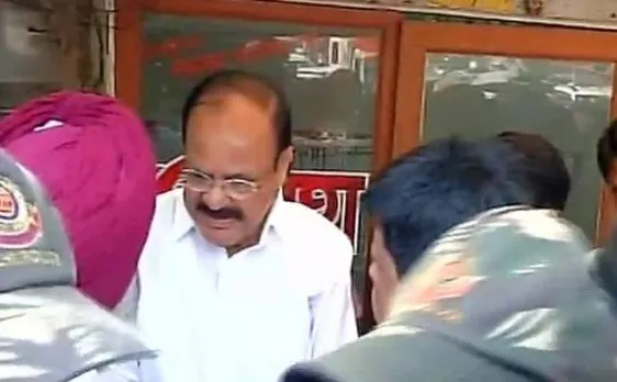 Delhi: Naidu gives Rs 50,000 as financial aid to e-rickshaw driver's family