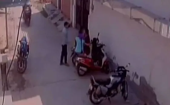 SHOCKING Video!  Youth assaults girl for allegedly rejecting his love proposal in Uttar Pradesh's Pilibhit;  police registers case