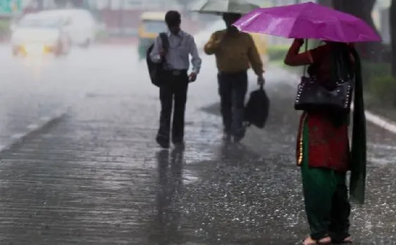 Delhiites wake up to rainy morning, face difficulties with heavy traffic on different stretches