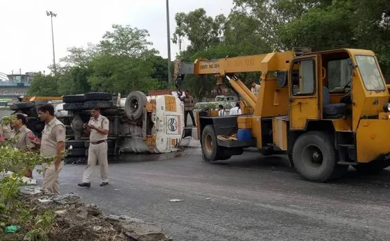 Delhi: 20,000 liters of petrol spills after oil tanker overturns near Moolchand underpass, 2 injured, traffic movement affected