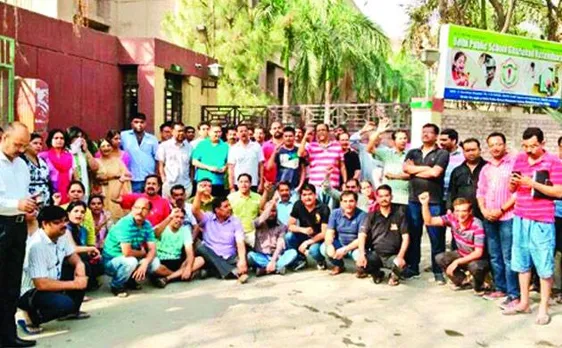 Ghaziabad private school witness massive protests by parents for expelling 64 kids