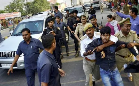 Students who showed black flags to Adityanath get bail from session court