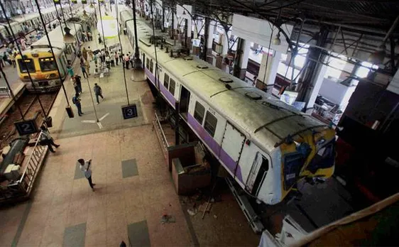 Mumbai: Woman escapes miraculously after jumping in front of train at Ghatkopar station