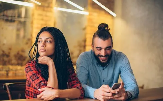 Women more jealous than men due to unfaithful Facebook messages: Study