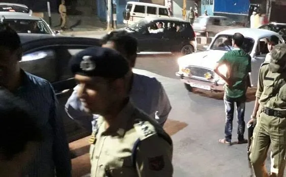 Jammu and Kashmir: Civilian injured in petrol bomb attack on policemen in Dalgate, Srinagar