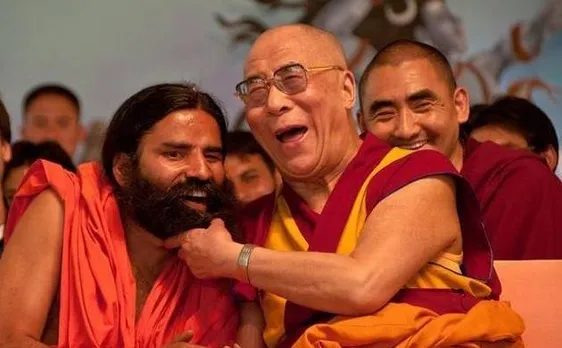 Dalai Lama tickles Ramdev on the stage of World Peace & Harmony Conclave, yoga guru touches monk's feet (watch video)