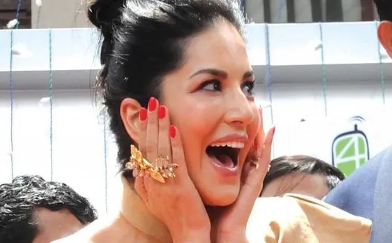 Sunny Leone receives thunderous welcome in Kochi, fans go crazy to get a glimpse of her