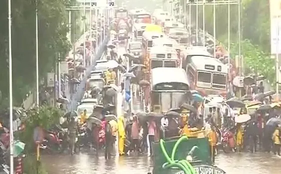 Mumbai: Heavy rains wreak havoc; rail, road and air services disrupted