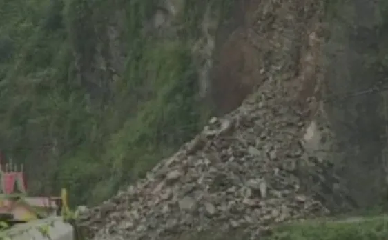 Watch | Massive landslide on Chandigarh-Shimla National Highway, vehicles buried under debris