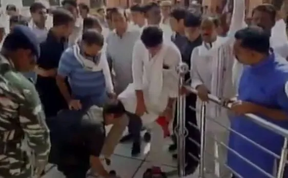 Video: Rajasthan Congress leader Rameshwar Lal Dudi's guard removes his shoes