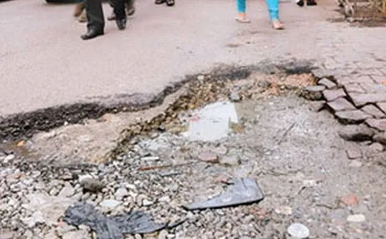Bengaluru: 21-year-old woman pillion rider dies while trying to avoid pothole