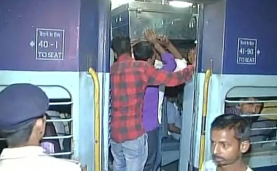 Heavy rush of passengers on occasion of â€˜Chhath Pujaâ€™ at New Delhi Railway station