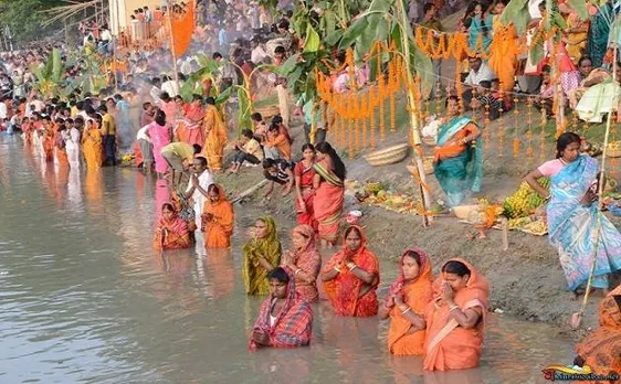 Chhath Puja 2017: Devotees offer 'Argh' to rising sun across India