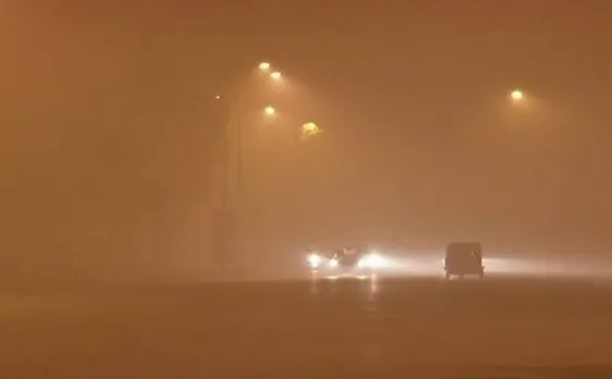 Smog blankets Delhi-NCR, affects vehicular movement on roads