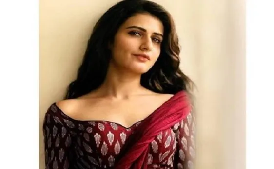 Fatima Sana Shaikh posts a selfie in saree again, trolls advise her to become â€˜Porn Starâ€™