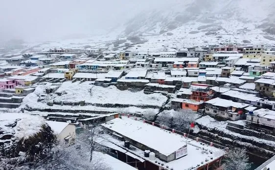 Watch | Jammu and Kashmir: Pir Panjal Range receives heavy snowfall, vehicular movement disrupted on Mughal Road