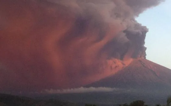 Bali: Officials raise volcano alert to highest level around Mount Agung