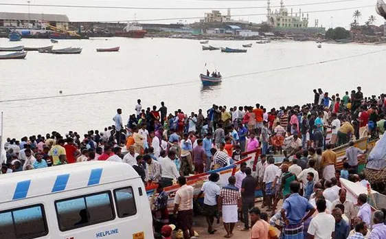 Cyclone Okchi: Over 900 Kerala fishermen reach Maharashtra coast, chief minister Devendra Fadnavis assures every help