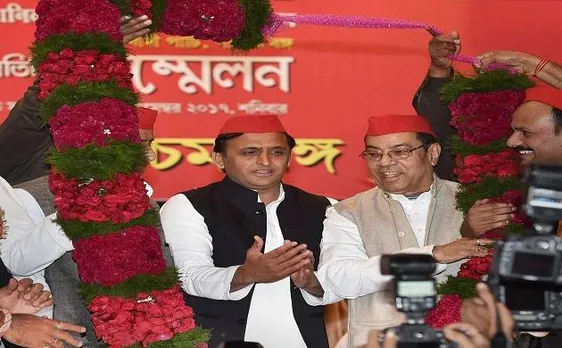 Akhilesh Yadav meets West Bengal CM Mamata Banerjee, hints at third front coalition