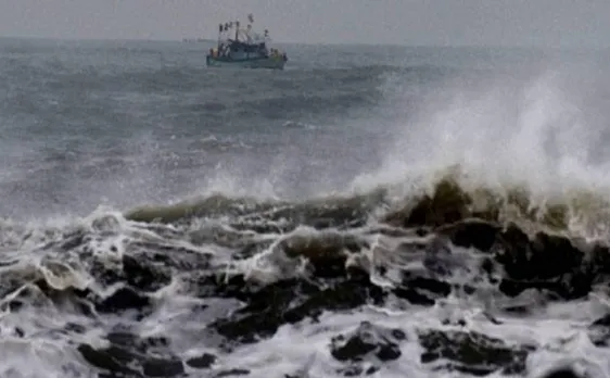 Cyclone Ockhi to hit Gujarat by Tuesday night; schools, colleges closed in Mumbai 